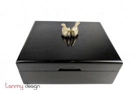 Black  lacquer box attached with 2 birds 22x27xH9 cm